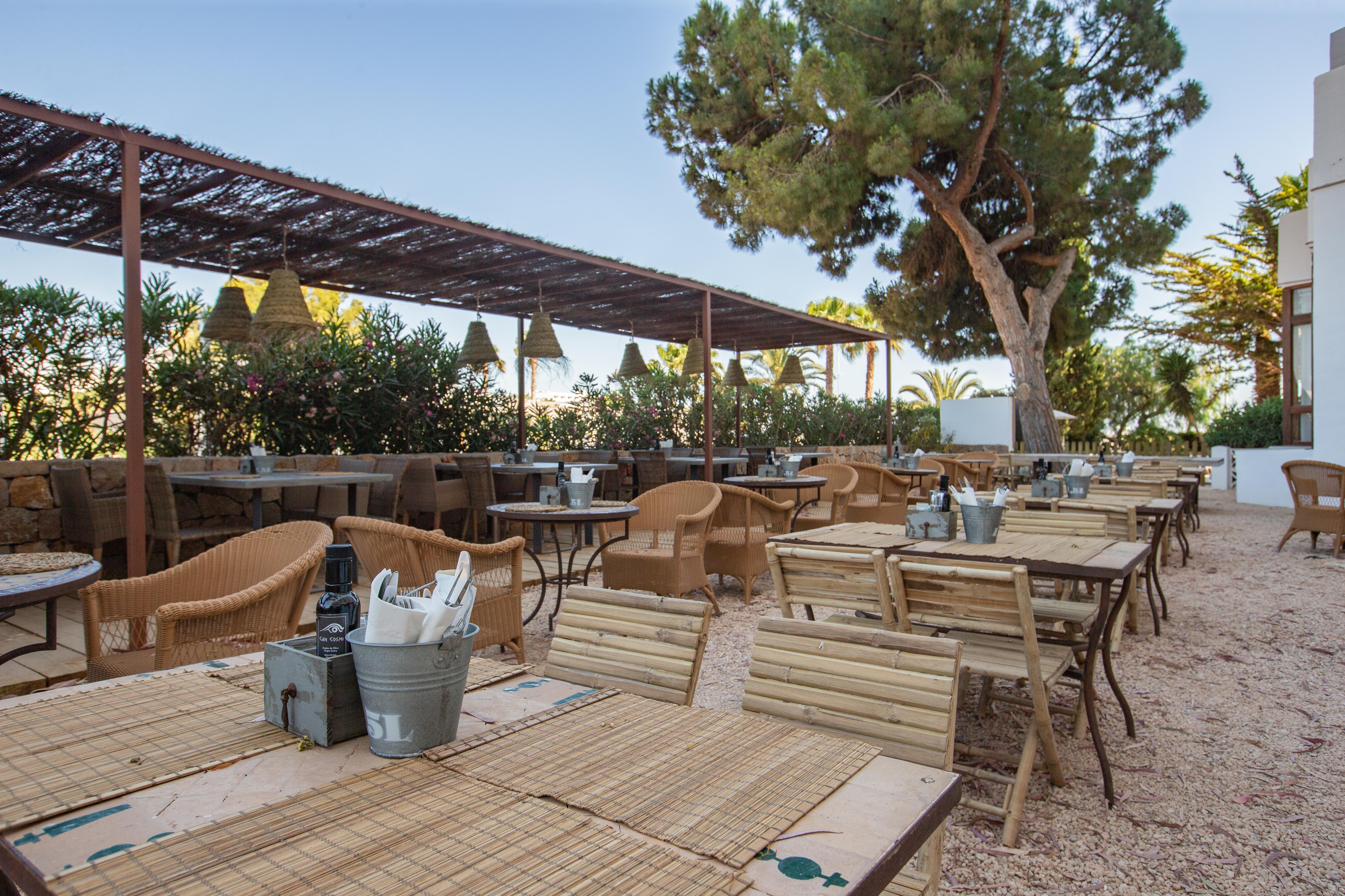 Hotel Tres Torres Санта Еулалия дел Рио Екстериор снимка