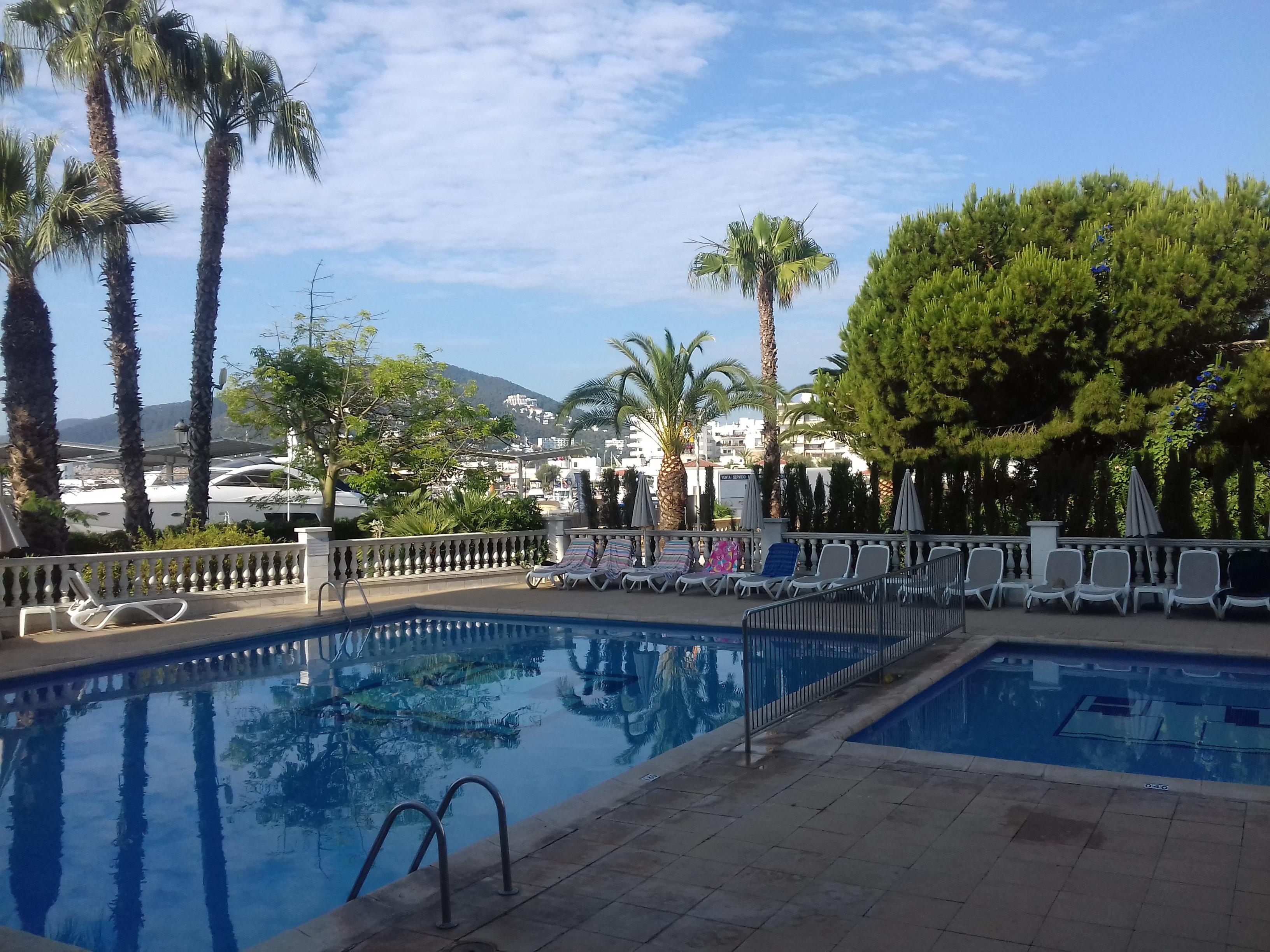 Hotel Tres Torres Санта Еулалия дел Рио Екстериор снимка