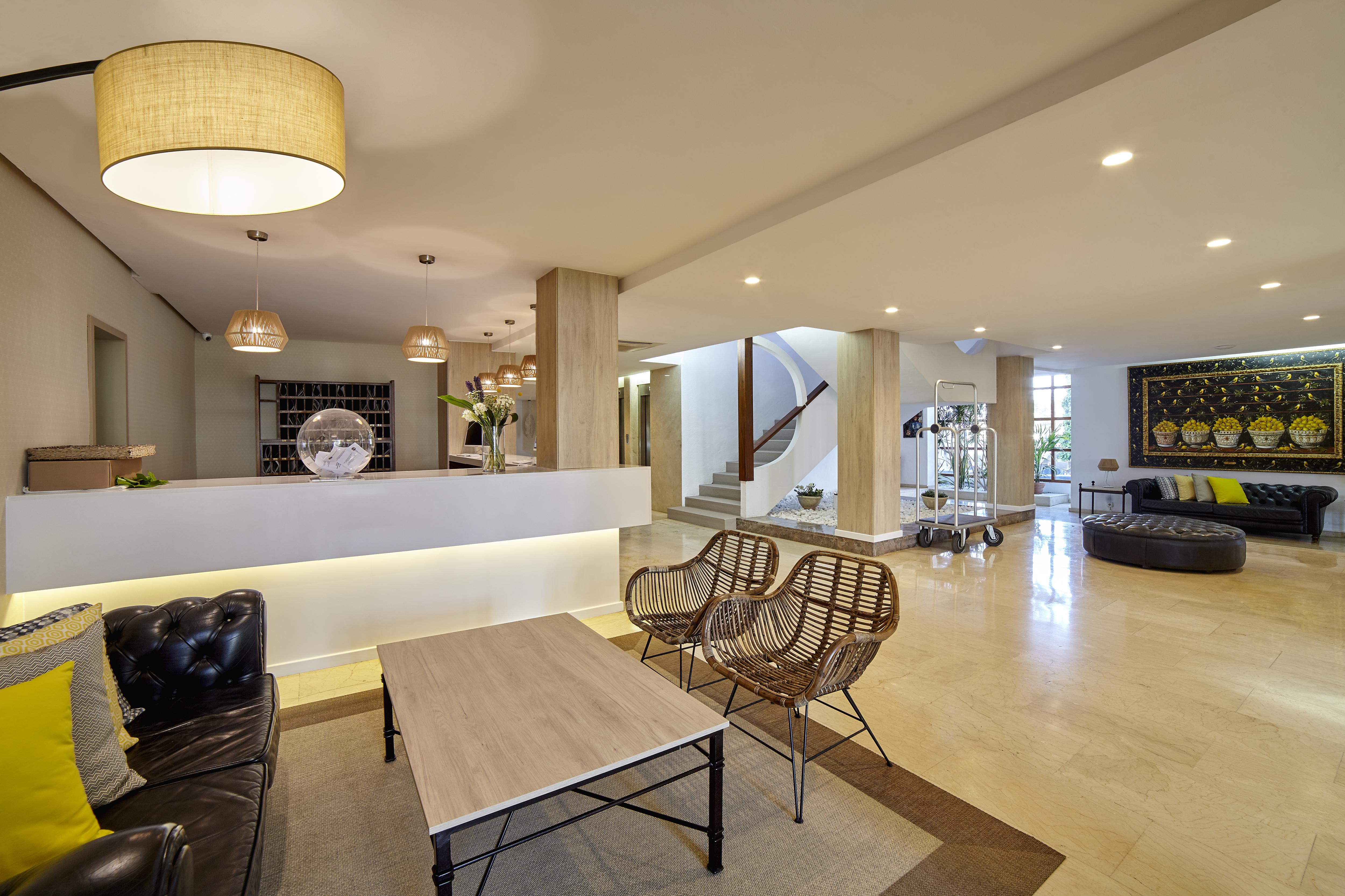Hotel Tres Torres Санта Еулалия дел Рио Екстериор снимка