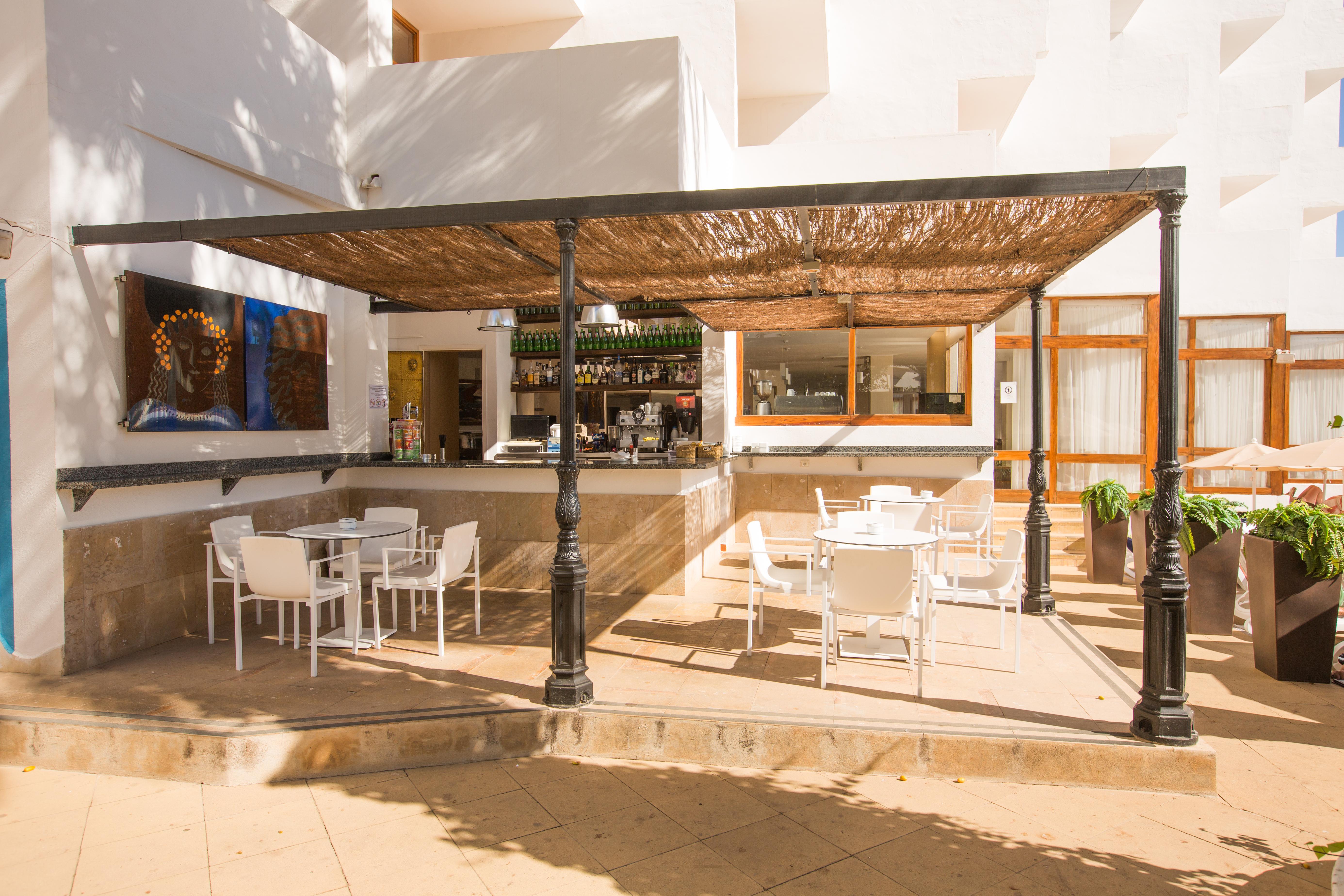 Hotel Tres Torres Санта Еулалия дел Рио Екстериор снимка
