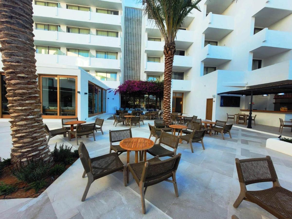 Hotel Tres Torres Санта Еулалия дел Рио Екстериор снимка