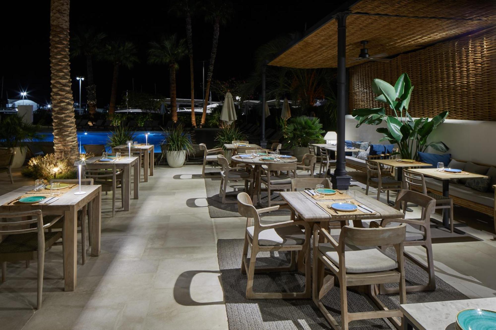 Hotel Tres Torres Санта Еулалия дел Рио Екстериор снимка
