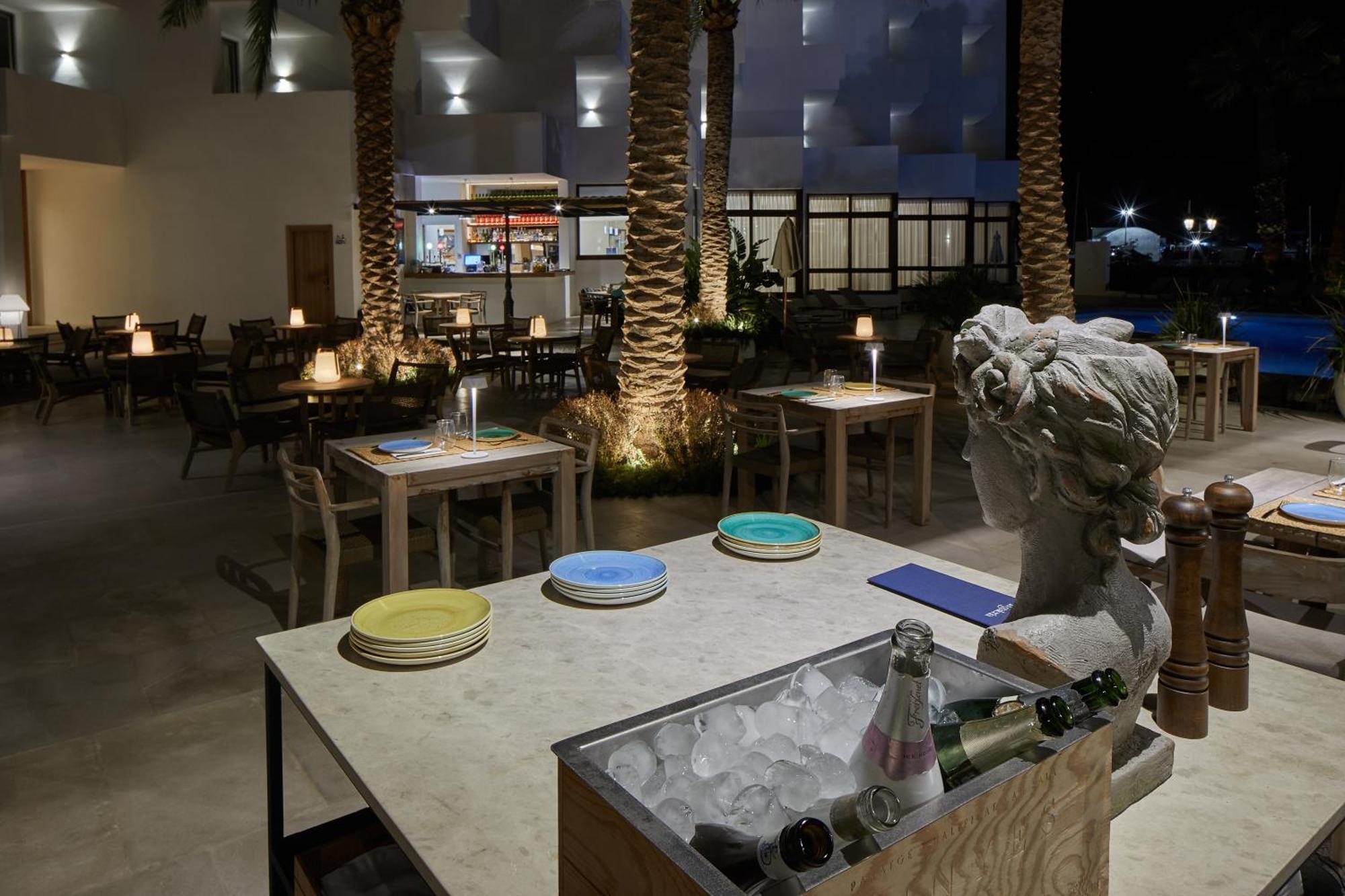 Hotel Tres Torres Санта Еулалия дел Рио Екстериор снимка
