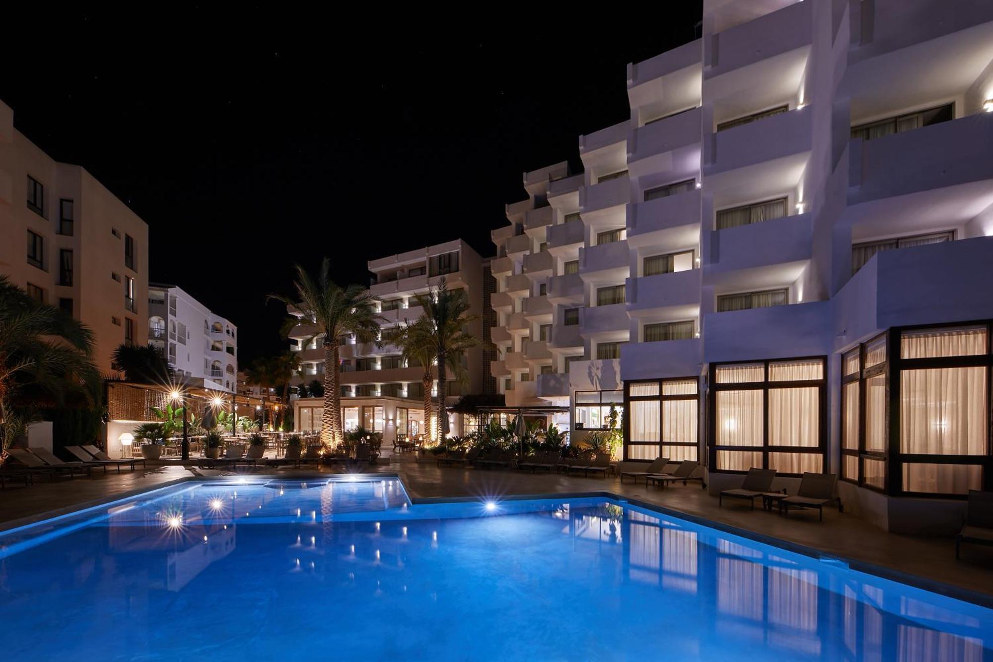 Hotel Tres Torres Санта Еулалия дел Рио Екстериор снимка