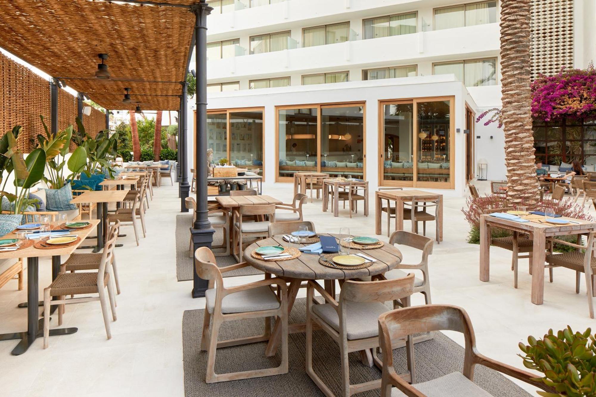 Hotel Tres Torres Санта Еулалия дел Рио Екстериор снимка