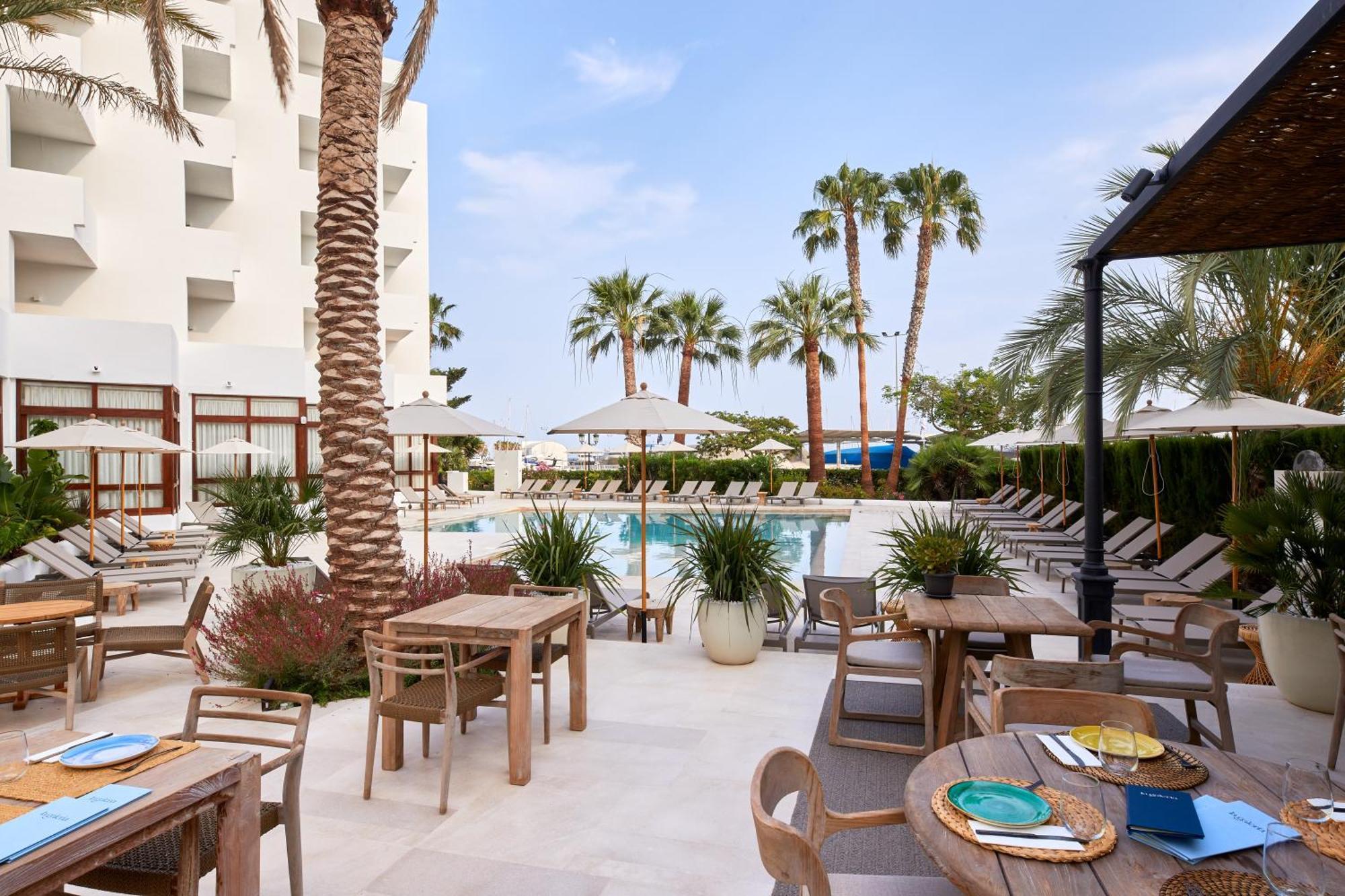 Hotel Tres Torres Санта Еулалия дел Рио Екстериор снимка