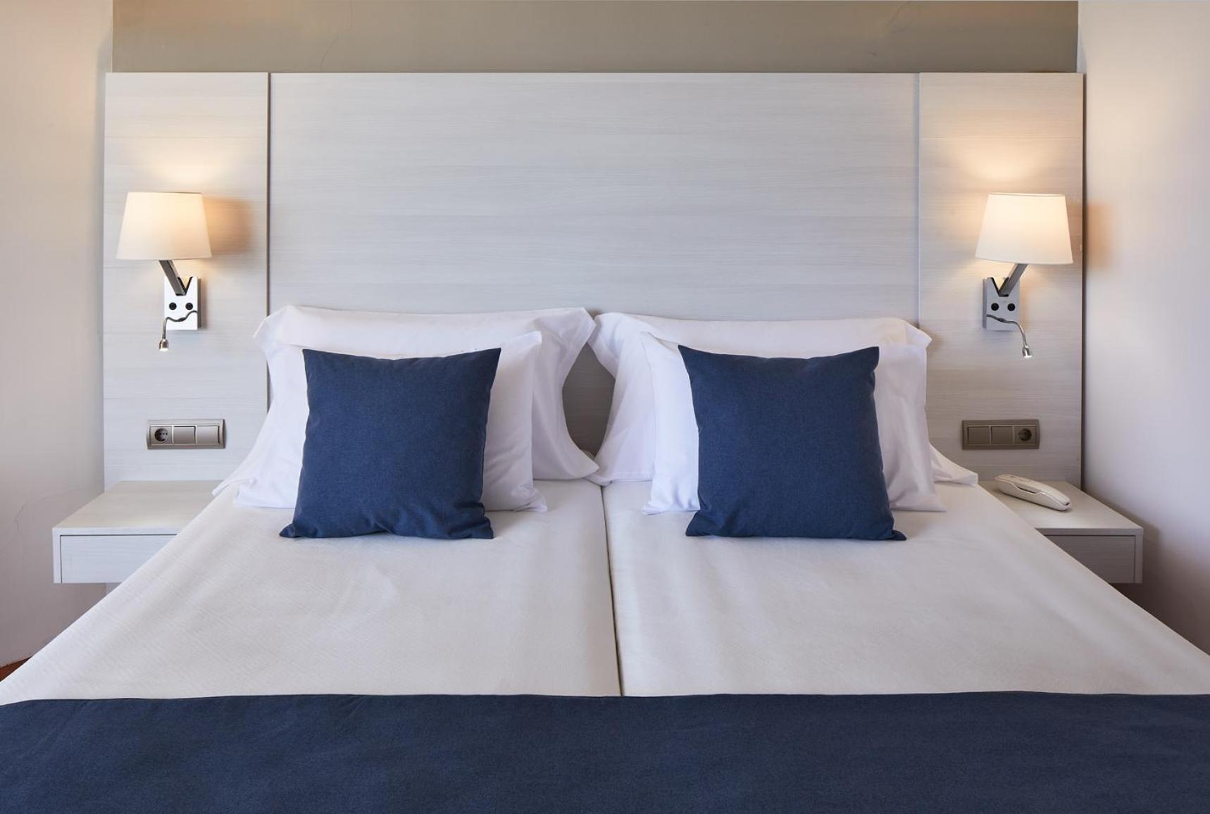 Hotel Tres Torres Санта Еулалия дел Рио Екстериор снимка