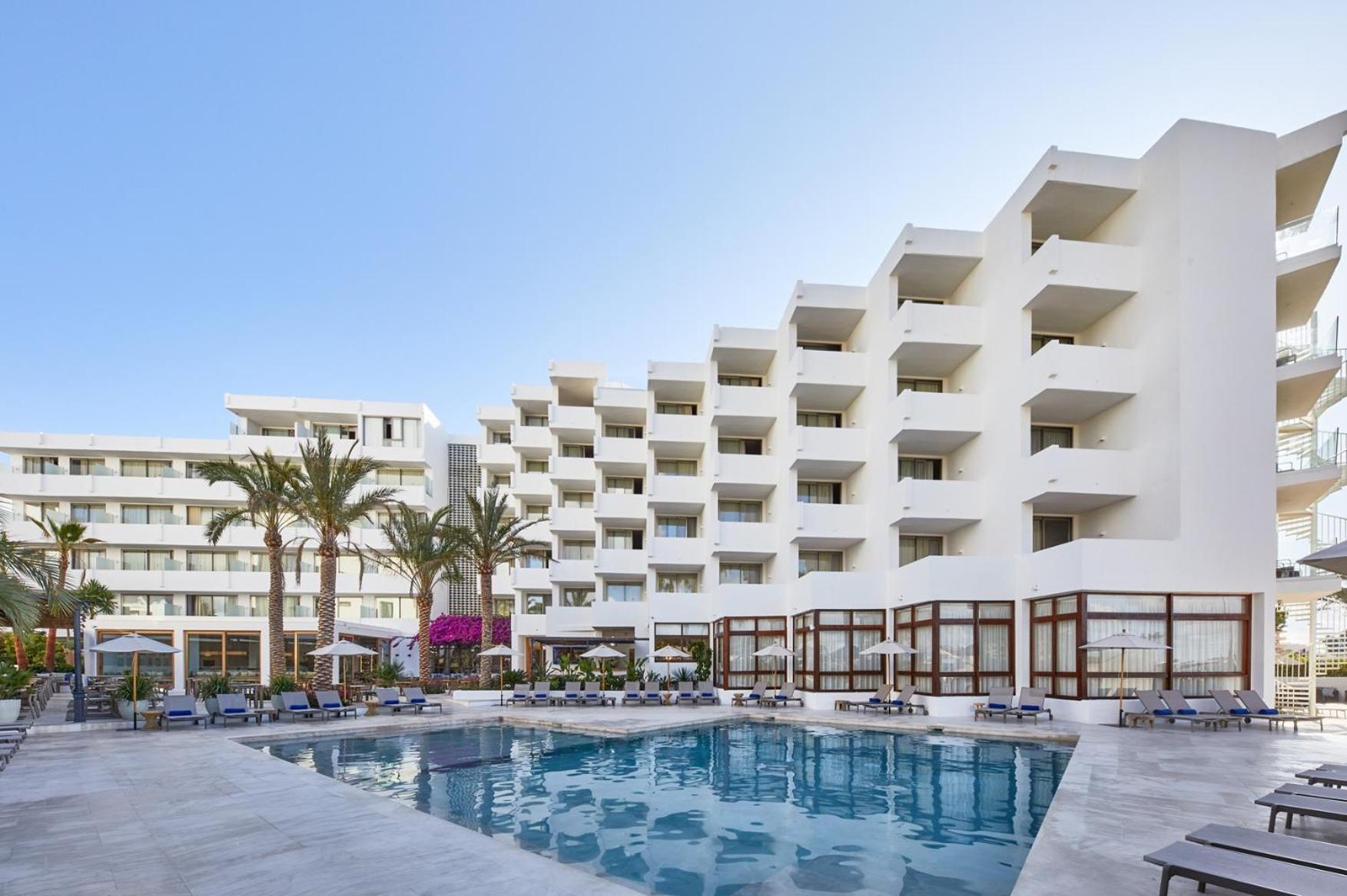 Hotel Tres Torres Санта Еулалия дел Рио Екстериор снимка
